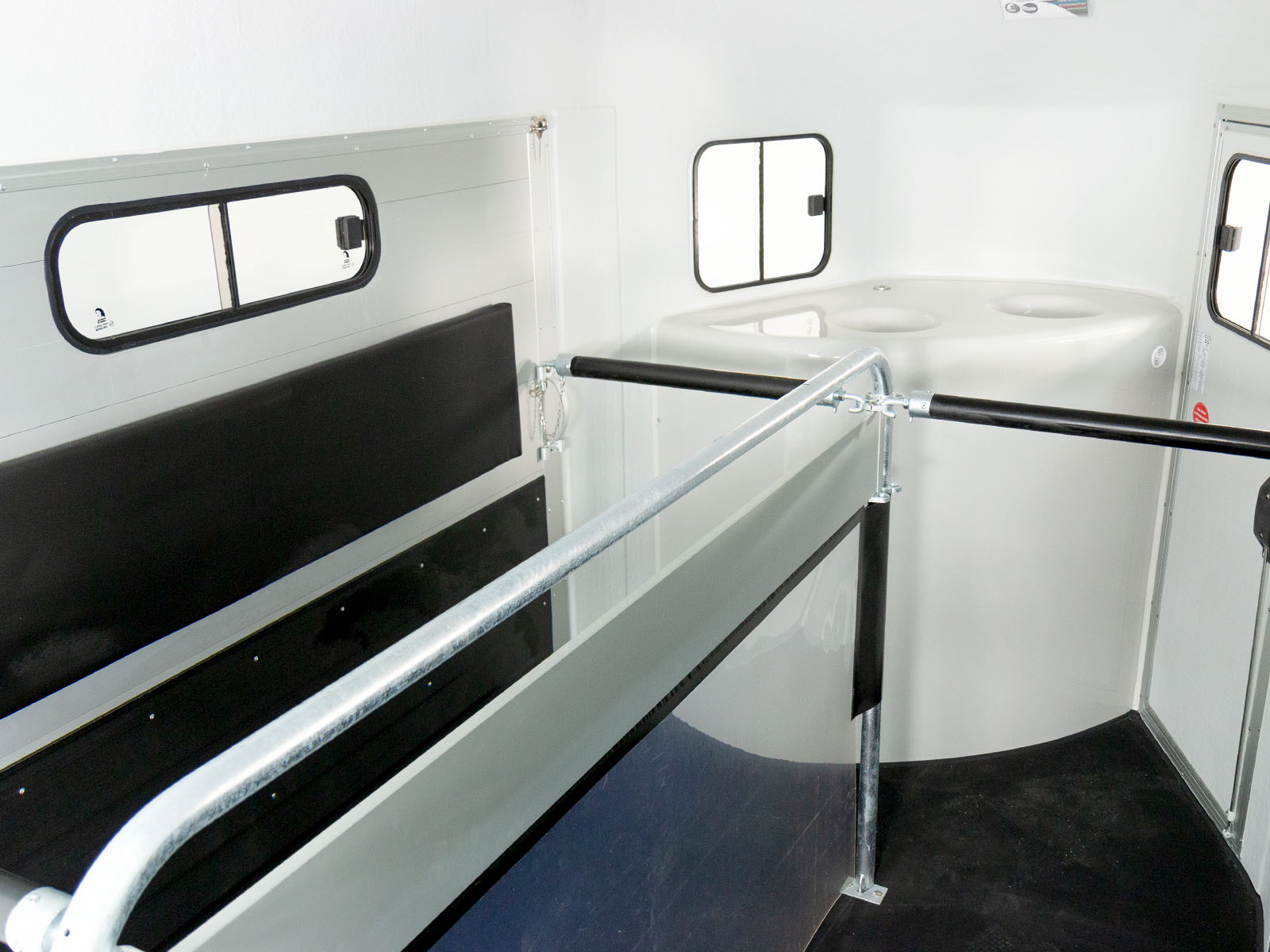 Cheval Liberte Pferdeanhänger GOLD 3 | Premium | Pullman 2 | Sattelkammer | grau-Neu – Bild 3