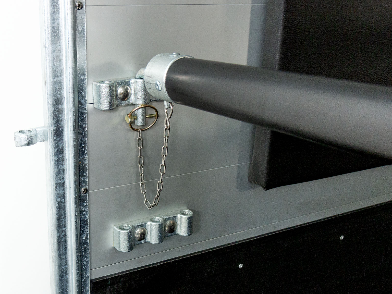 Cheval Liberte Pferdeanhänger GOLD 3 | Premium | Pullman 2 | Sattelkammer | weiß-Neu – Bild 5