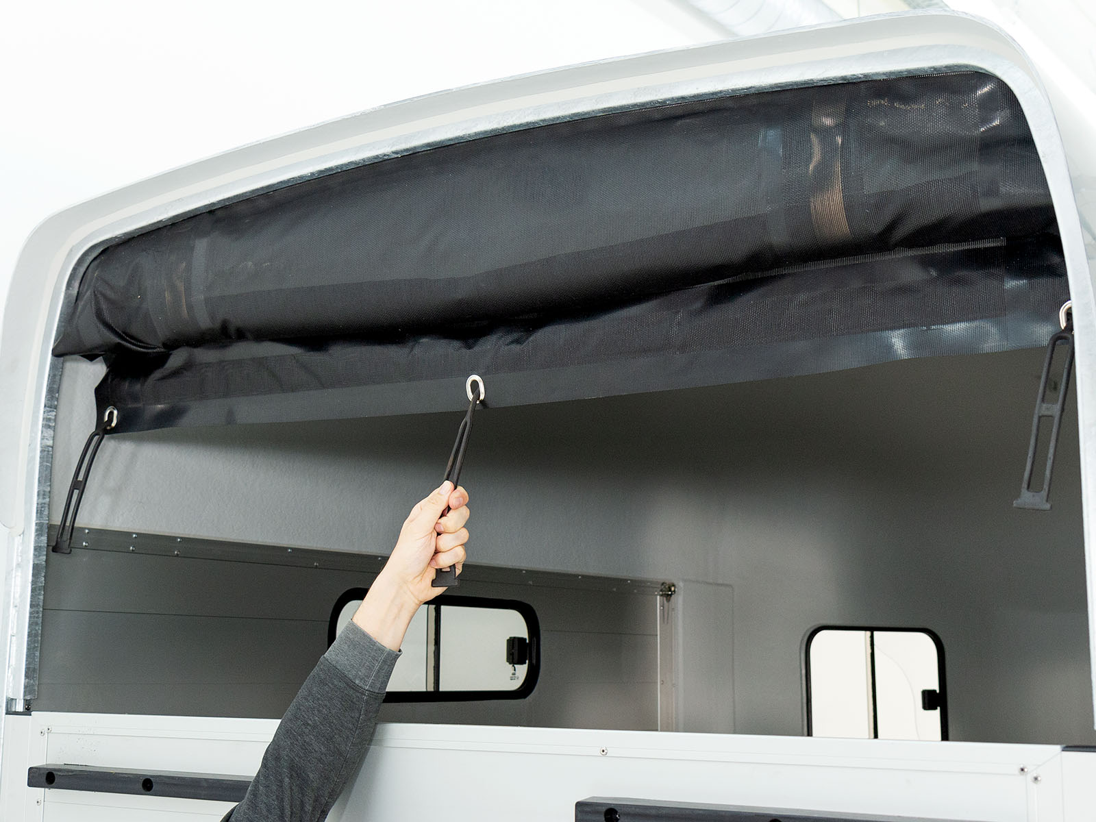 Cheval Liberte Pferdeanhänger GOLD 3 | Premium | Pullman 2 | Sattelkammer | weiß-Neu – Bild 3