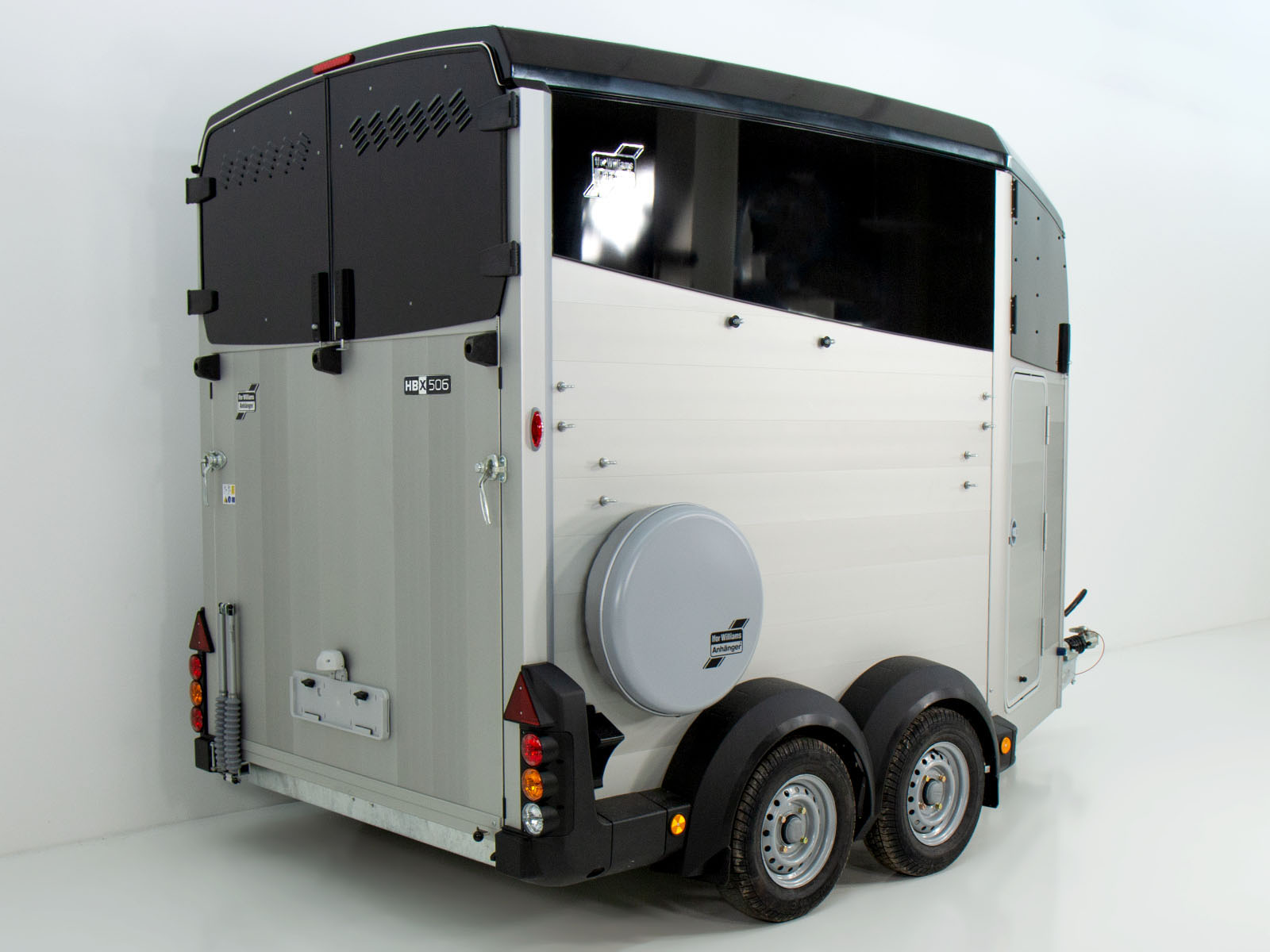 Ifor Williams Pferdeanhänger HBX 506 | Sattelkammer | Neues Modell | Schwarz-Neu – Bild 3