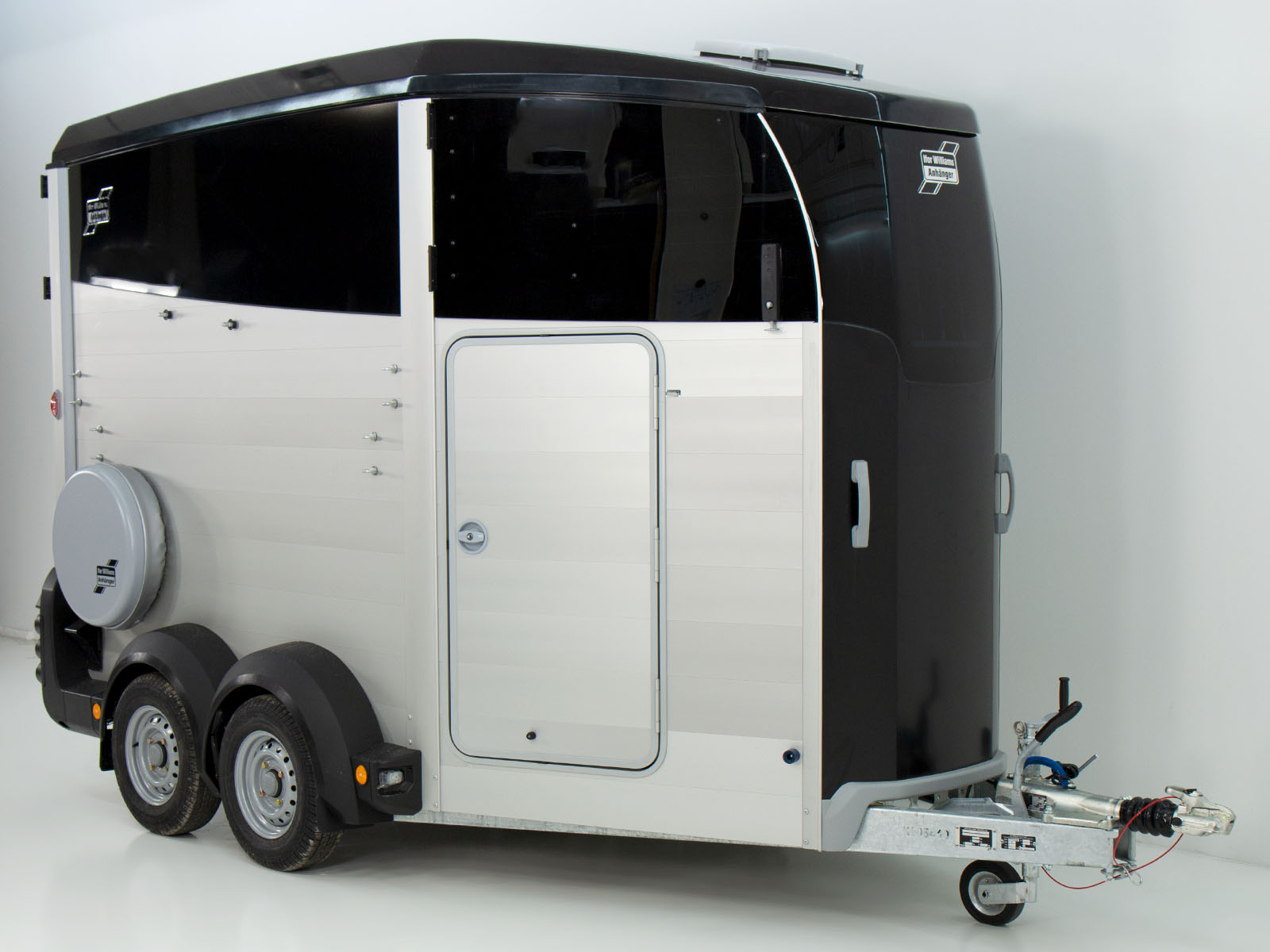 Ifor Williams Pferdeanhänger HBX 506 | Sattelkammer | Neues Modell | Schwarz-Neu