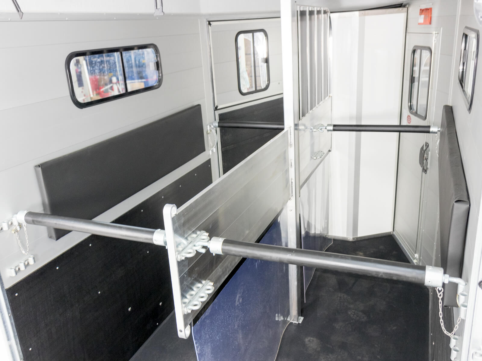 Cheval Liberte Pferdeanhänger Touring Country | Sattelkammer | Frontausstieg | grau-Neu – Bild 3