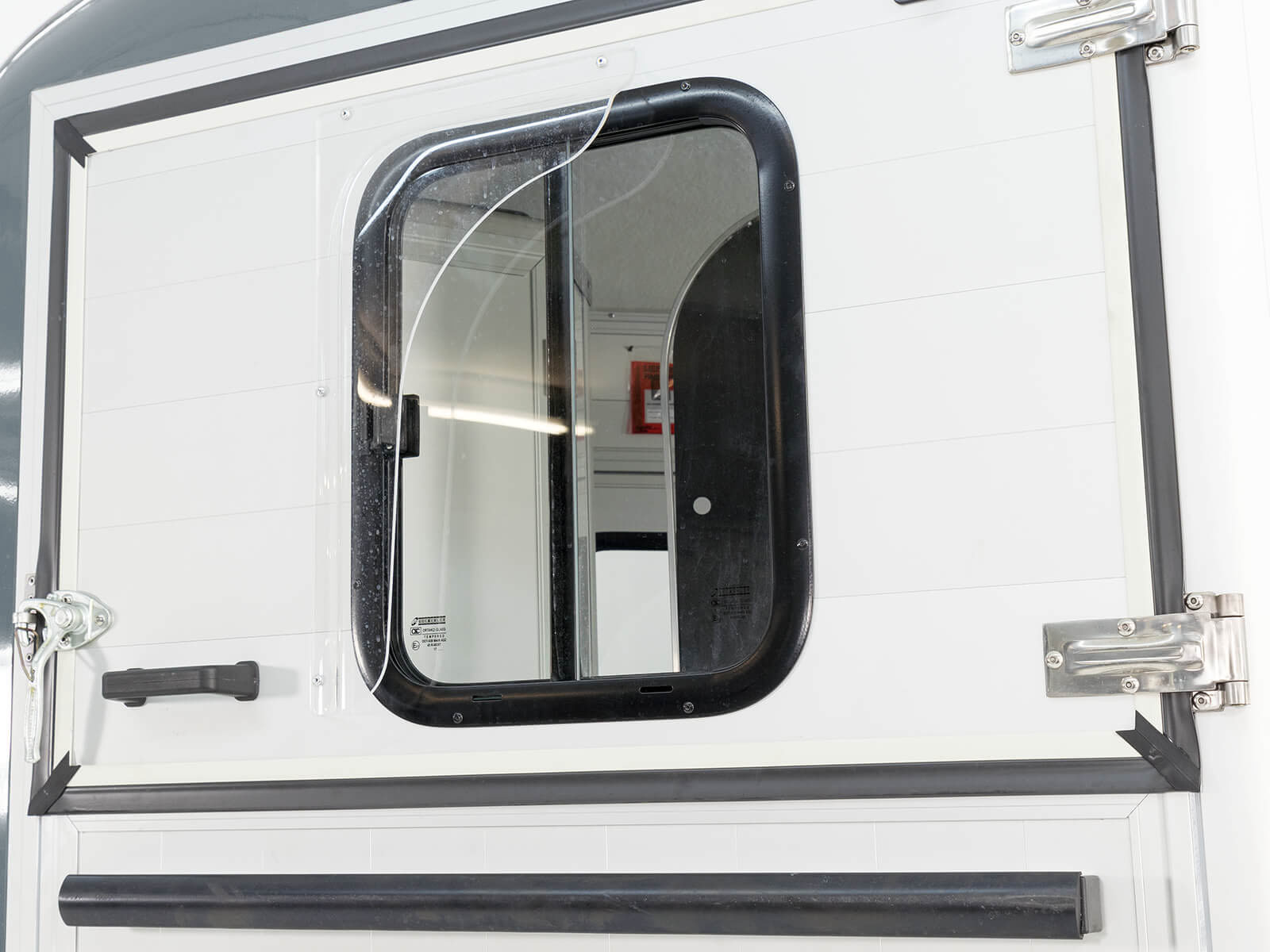 Cheval Liberte Pferdeanhänger Touring Country | Sattelkammer | Frontausstieg | grau-Neu – Bild 5