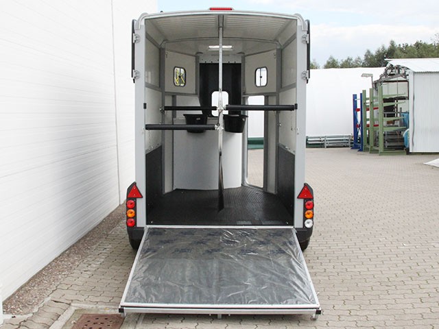 Ifor Williams Pferdeanhänger HB506|Sattelkammer|schwarz-Neu – Bild 5