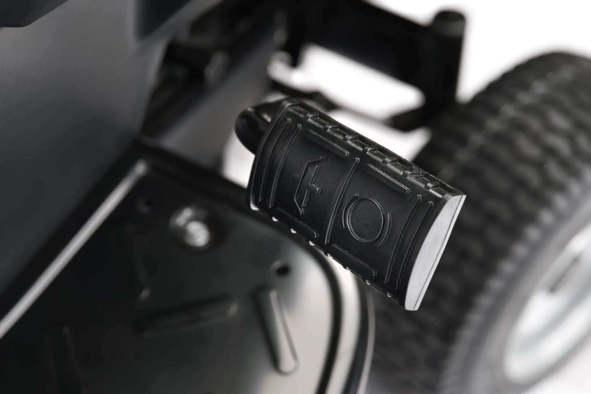 ALPINA Rasentraktor AT3 98 A, Doppelmesser, 98 cm Schnittbreite, Seitenauswurf – Bild 7