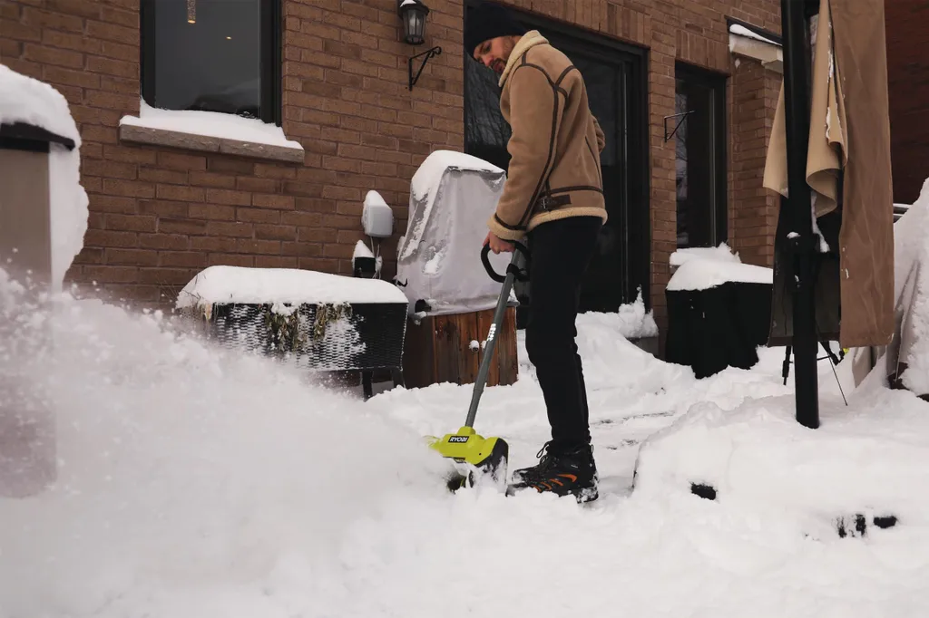 RYOBI 18V ONE+ Akku-Schneefräse für effizientes Schneeräumen im Winter – Bild 6