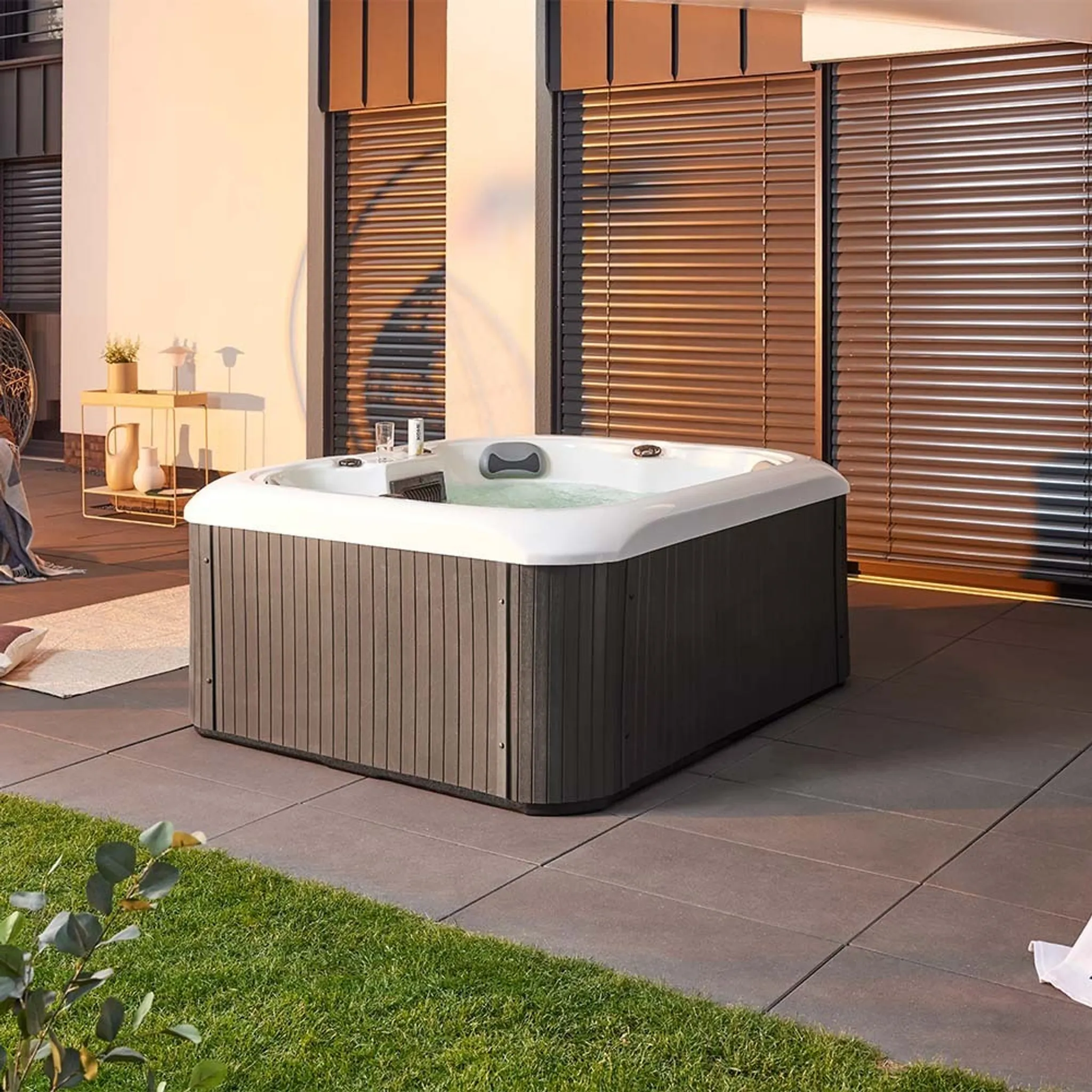 HOME DELUXE - Outdoor Whirlpool - SEA STAR PURE - Maße 180 x 160 x 79 cm - Inkl. Heizung, 19 Massagedüsen und 15 Lichtquellen I Außen Whirlpool Spa für 4 Personen – Bild 2