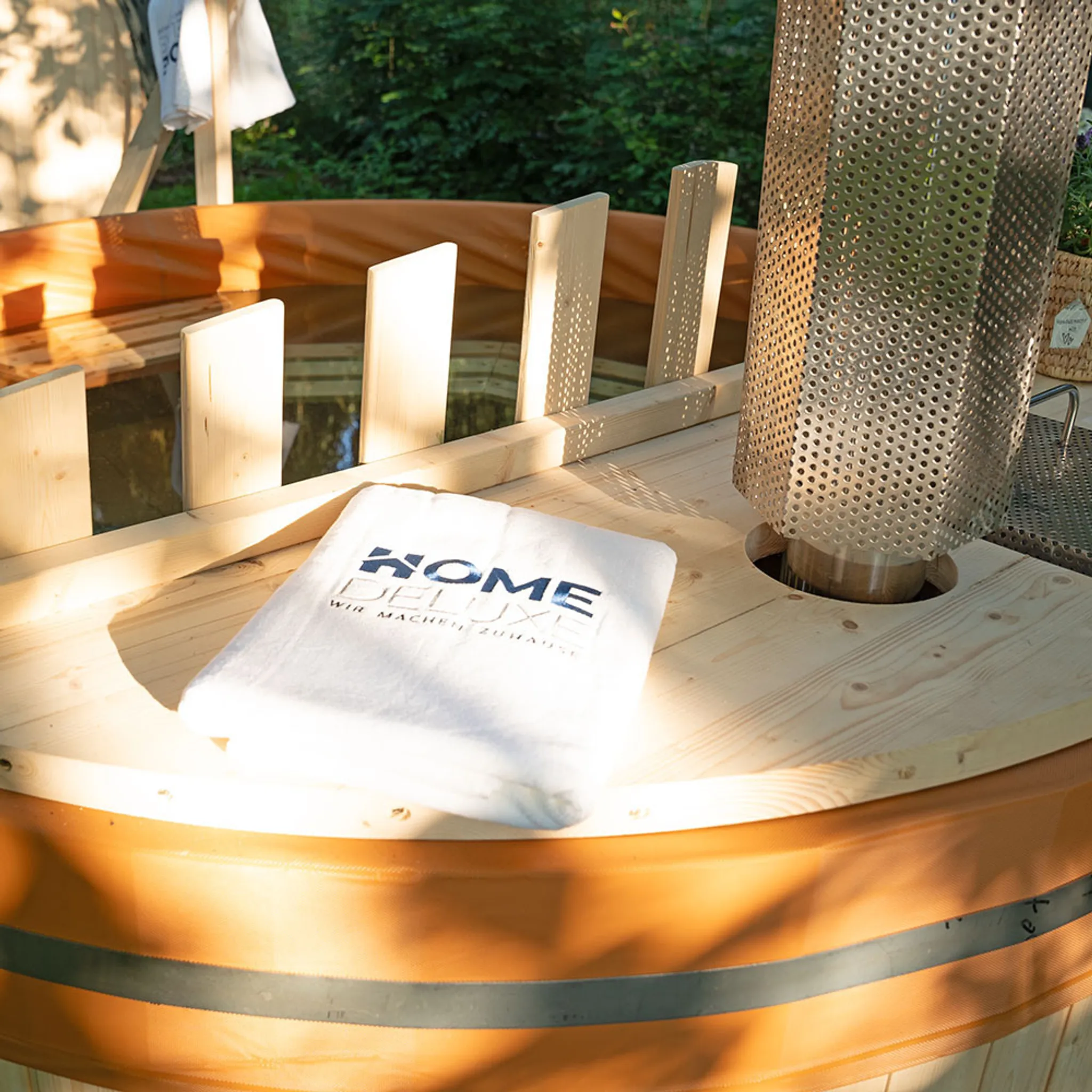 HOME DELUXE - Hot Tub SKANDI - Größe L, ⌀ 210 cm, Außenhöhe 100 cm, Nordische Fichte, inkl. Abdeckung, Treppe und Ofen I Badefass Badetonne Whirlpool – Bild 5