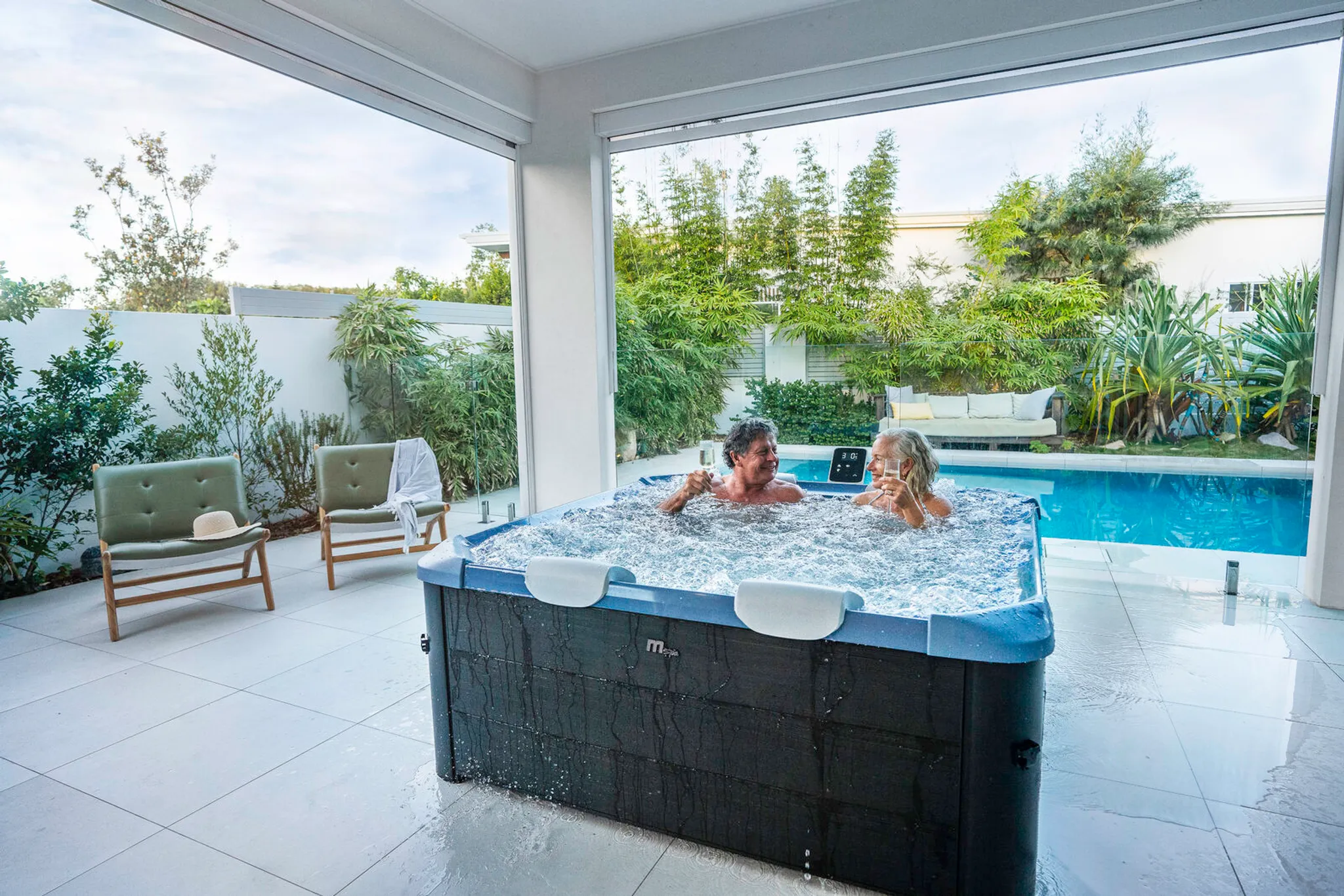 MSpa Whirlpool OSLO Sapphire NEUSTES Modell inkl. LED / WiFi / UVC / 120 Luftdüsen / 8 Hydromassagedüsen / Outdoor Pool Indoor Pool / 160x160x65 cm – Bild 3