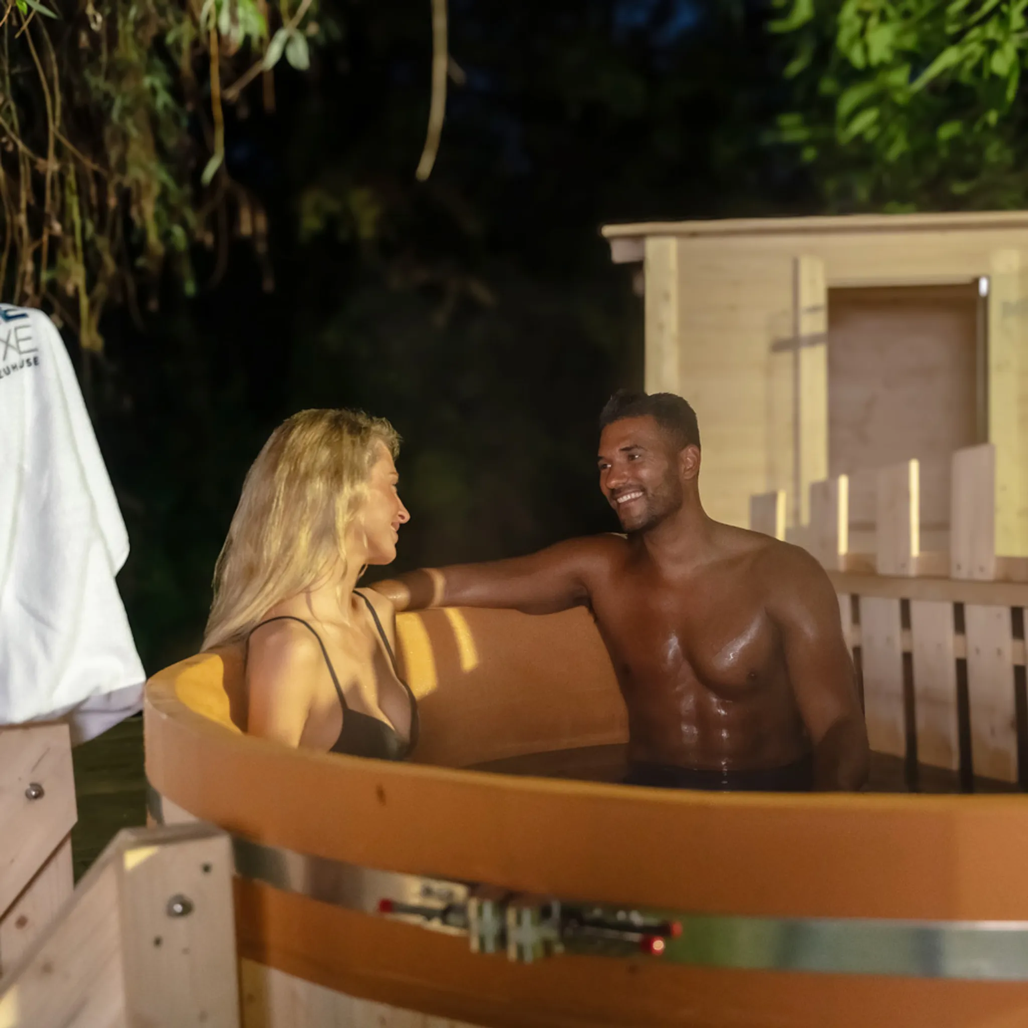 HOME DELUXE - Hot Tub SKANDI - Größe L, ⌀ 210 cm, Außenhöhe 100 cm, Nordische Fichte, inkl. Abdeckung, Treppe und Ofen I Badefass Badetonne Whirlpool – Bild 3