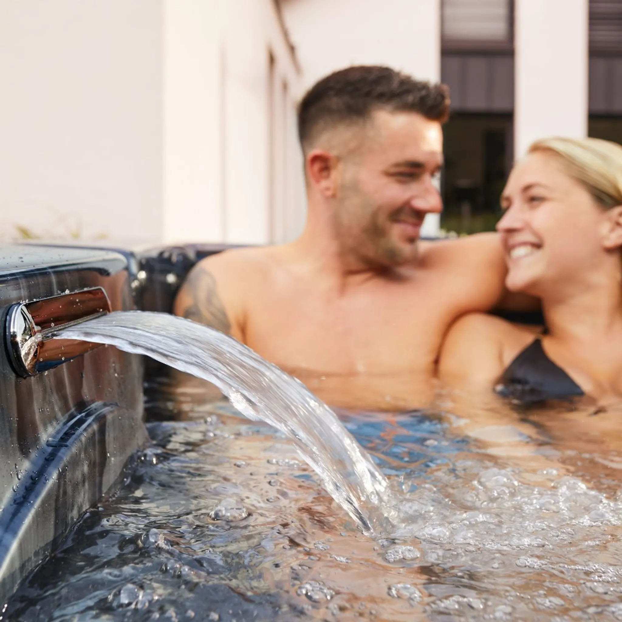HOME DELUXE - Outdoor Whirlpool - BLACK MARBLE PURE - Maße 210 x 160 x 85 cm - Inkl. Heizung, 27 Massagedüsen und 9 Lichtquellen I Außen Whirlpool Spa für 3 Personen – Bild 4