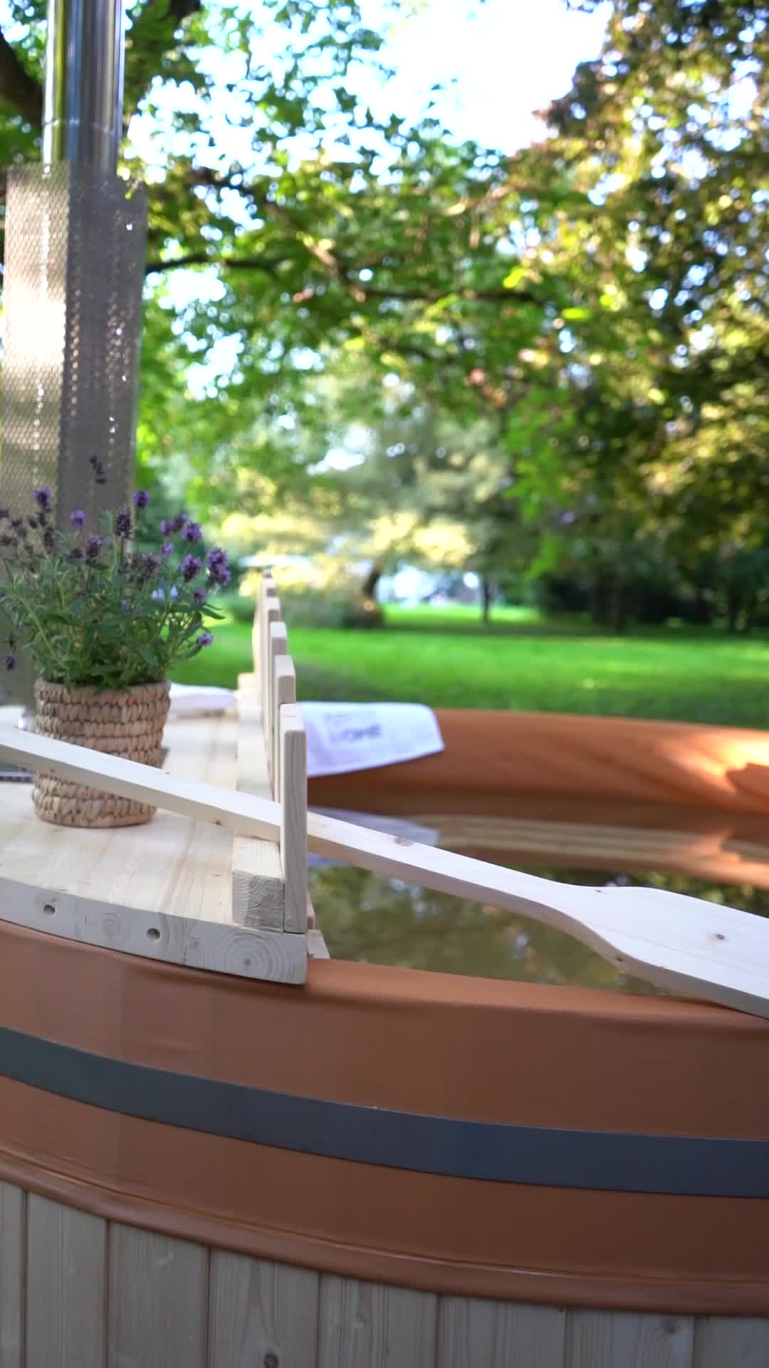 HOME DELUXE - Hot Tub SKANDI - Größe L, ⌀ 210 cm, Außenhöhe 100 cm, Nordische Fichte, inkl. Abdeckung, Treppe und Ofen I Badefass Badetonne Whirlpool – Bild 7