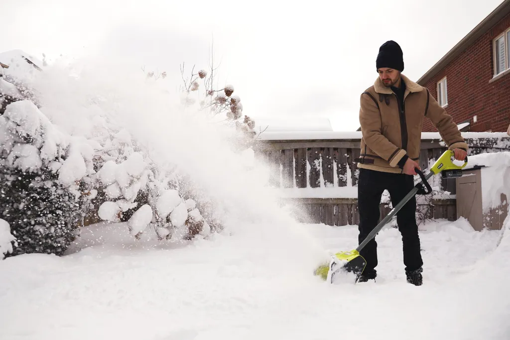 RYOBI 18V ONE+ Akku-Schneefräse für effizientes Schneeräumen im Winter – Bild 8