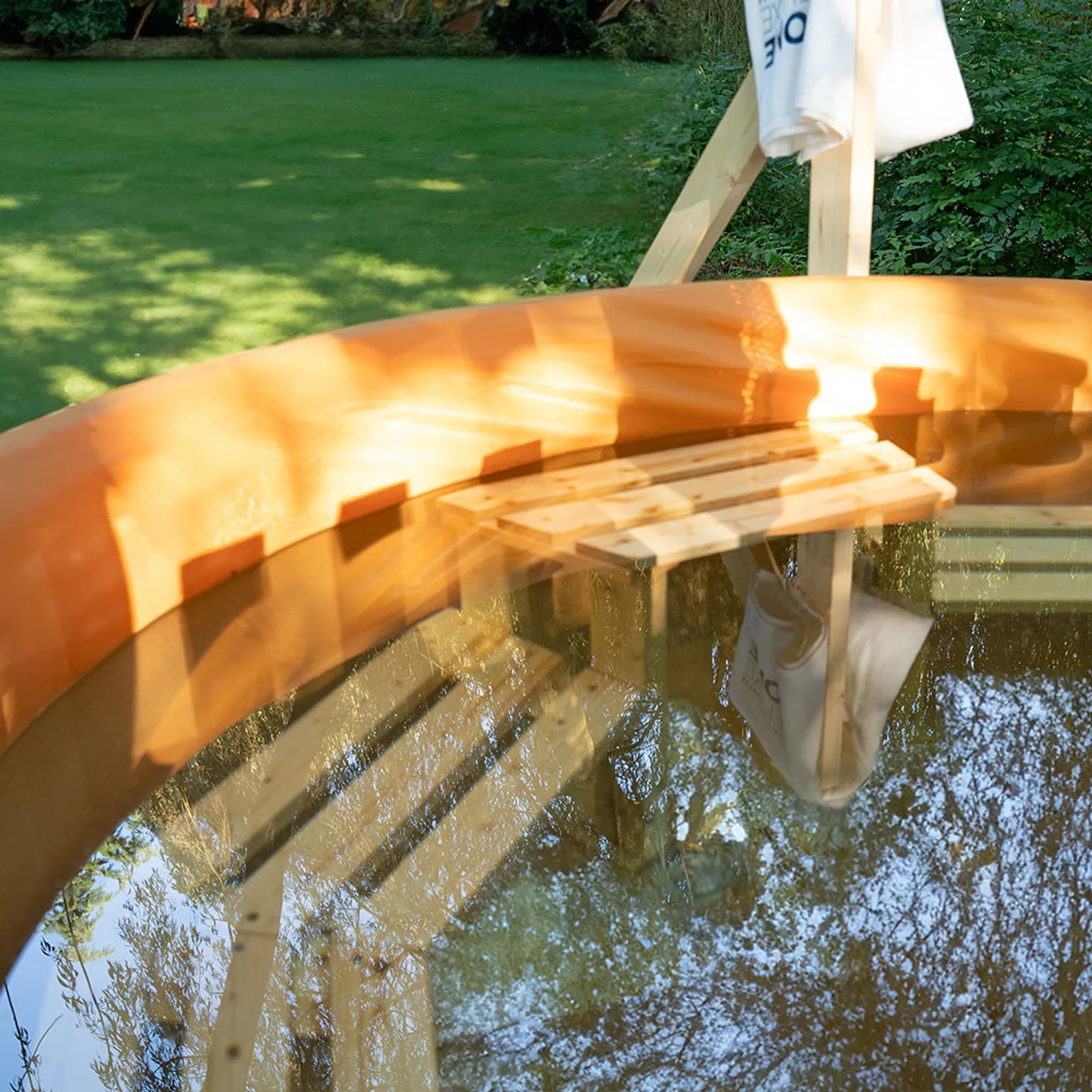 HOME DELUXE - Hot Tub SKANDI - Größe L, ⌀ 210 cm, Außenhöhe 100 cm, Nordische Fichte, inkl. Abdeckung, Treppe und Ofen I Badefass Badetonne Whirlpool – Bild 8