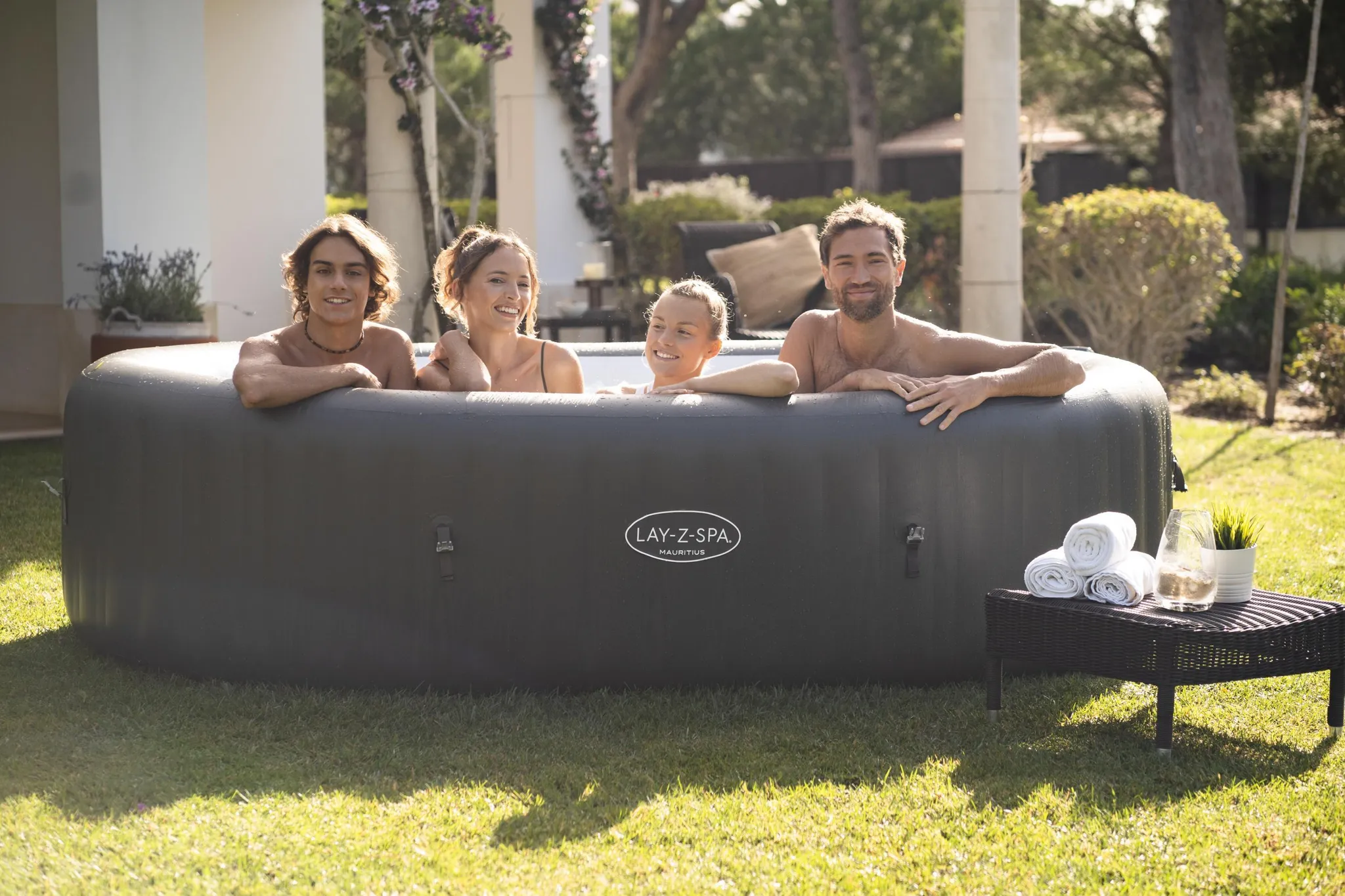 Bestway® LAY-Z-SPA® XXL WLAN-Whirlpool Mauritius AirJet™ 270 x 180 x 71 cm, oval – Bild 7