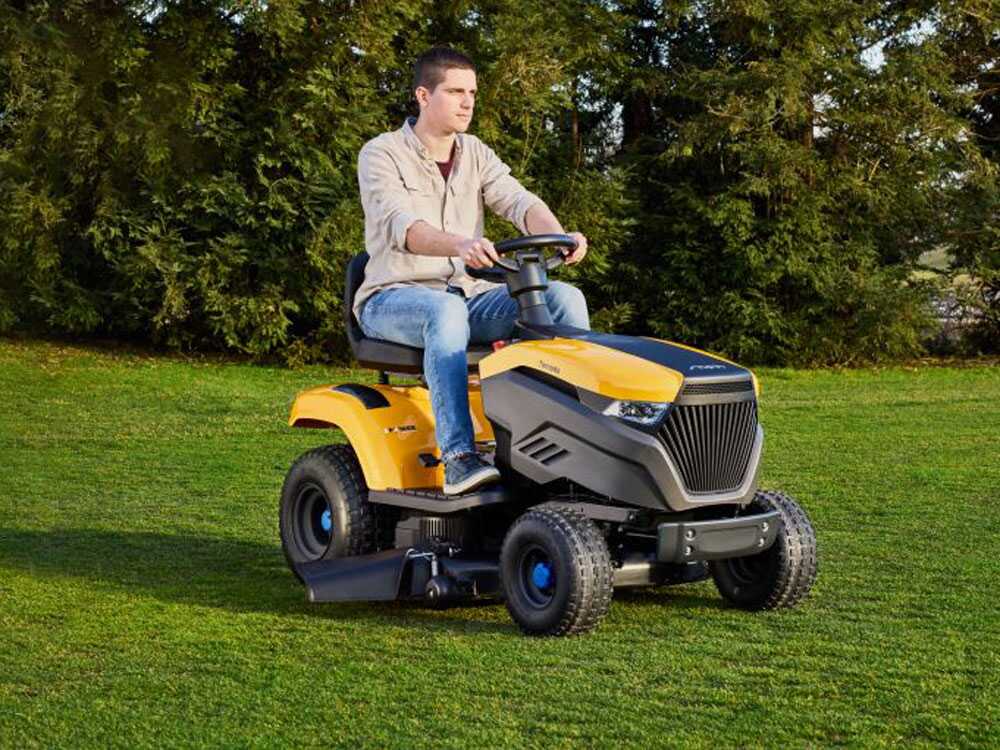 Stiga Tornado 598e -  48V/40Ah -  Akku-Rasentraktor - mit Seitenauswurf